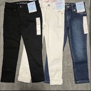 NWT. COLOR: WHITE.(ONLY FOR 1 PAIR) Size:4 Brand:Cat & Jack. Toddler girls jeans